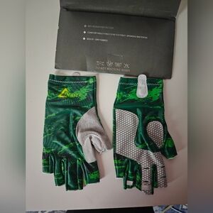 NWT outdoor Gloves
